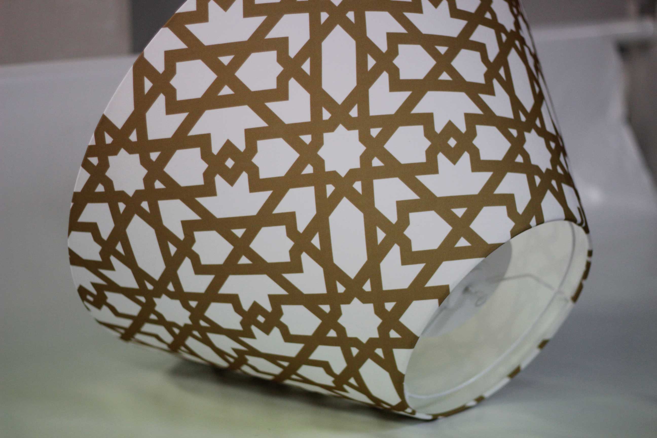 Pantalla para lampara personalizada con la imagen de la celosía de Cervezas Alhambra fabricada por Portage