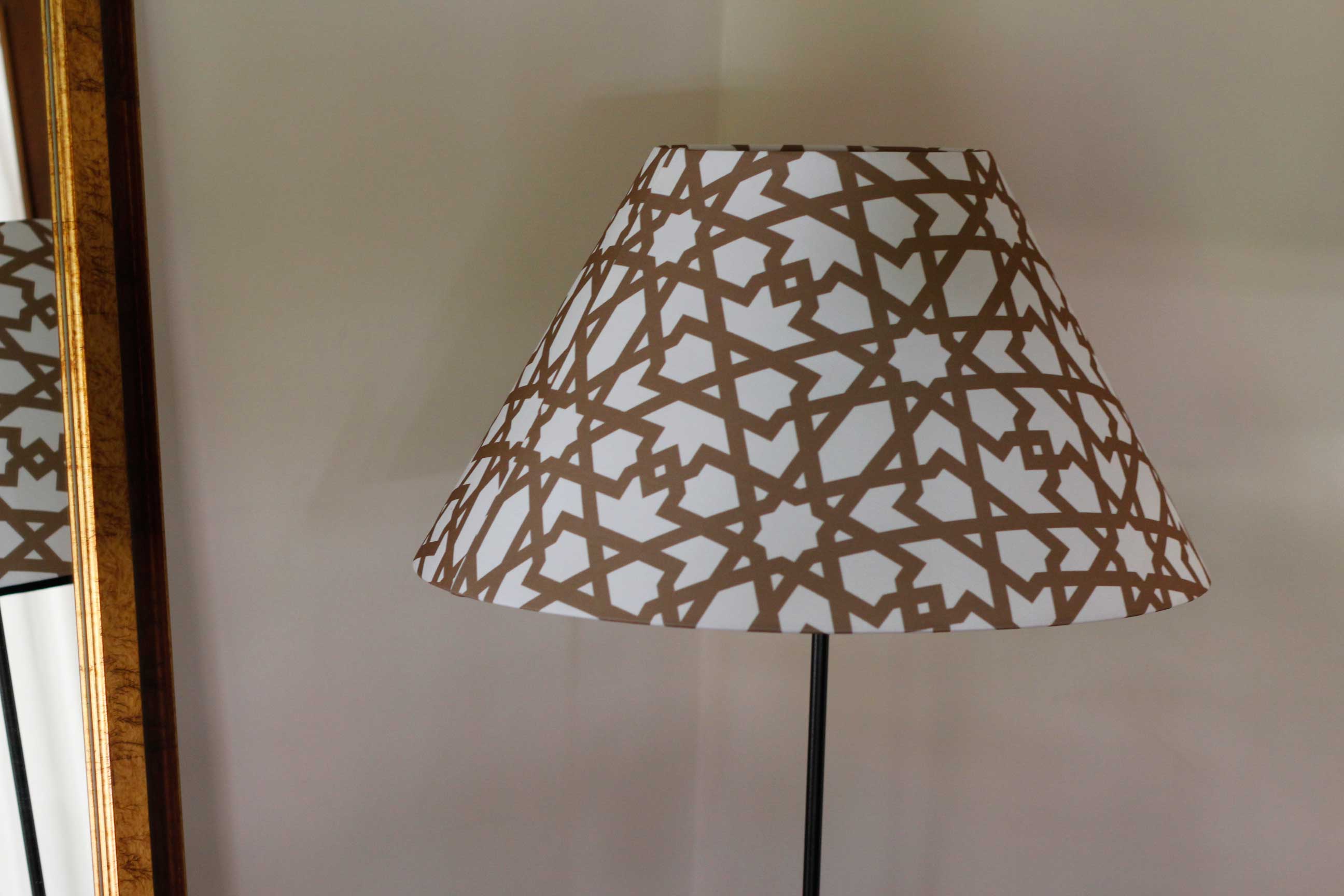 Pantalla para lampara personalizada con la imagen de la celosía de Cervezas Alhambra fabricada por Portage